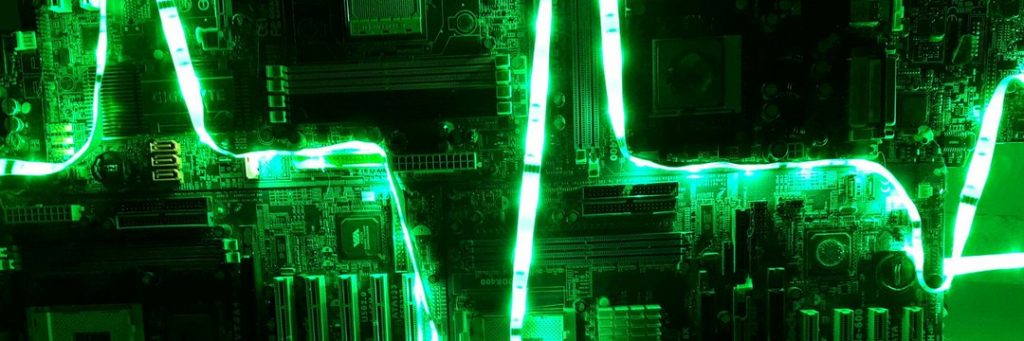 Tecno Vital es una pieza hecha con placas bases desechadas y una tira led verde simulando las constantes vitales.
Representa lo vital que se ha convertido la tecnología para casi todos.